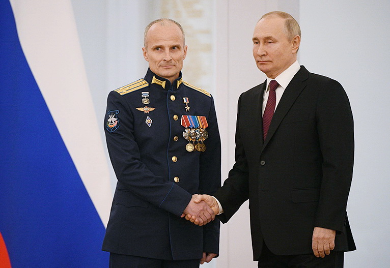 Астраханский летчик смог посадить подбитый истребитель с 28 пробоинами