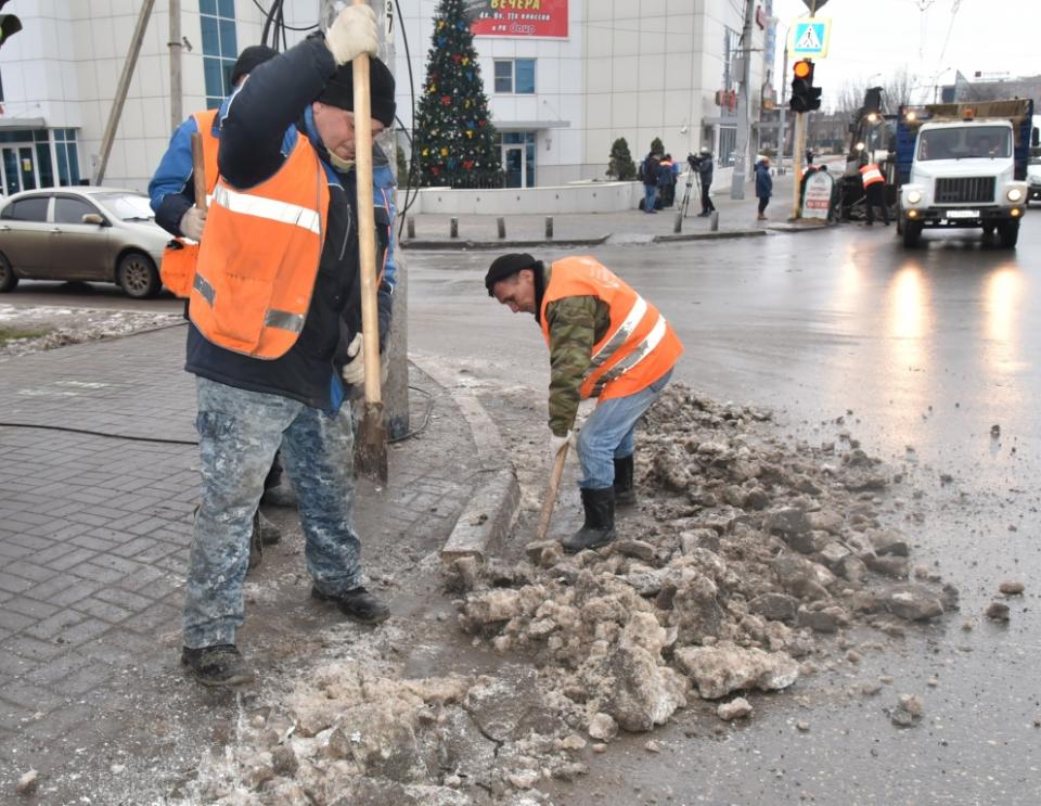 В Астрахани 220 дворников очищают сегодня тротуары и дороги