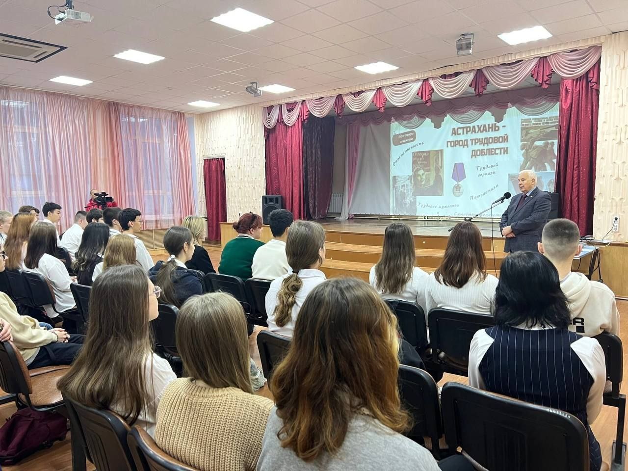 Школьникам и студентам рассказали, как астраханцы боролись с фашизмом