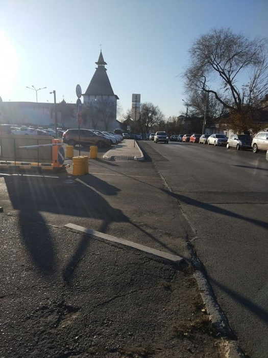 На одной из улиц в центре Астрахани запретили стоянку автомобилей