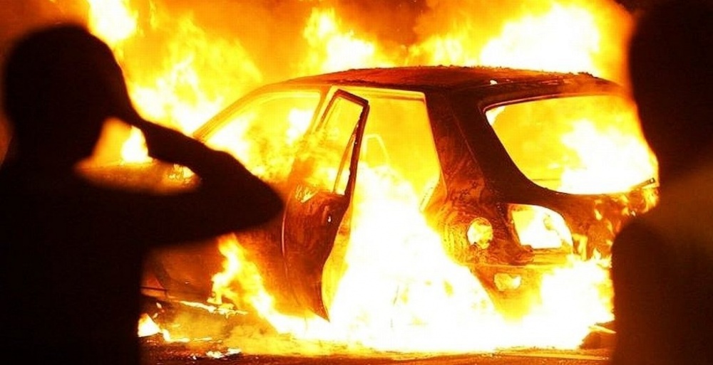 В Астрахани за ночь сгорели два автомобиля