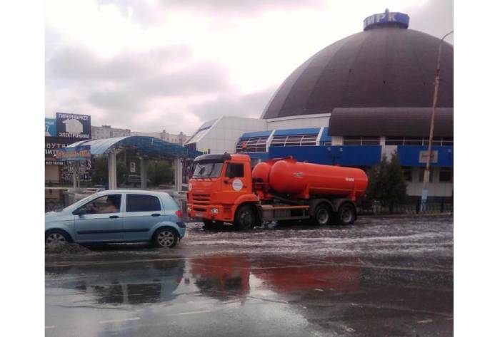 Коммунальщики всю ночь устраняли последствия непогоды в Астрахани