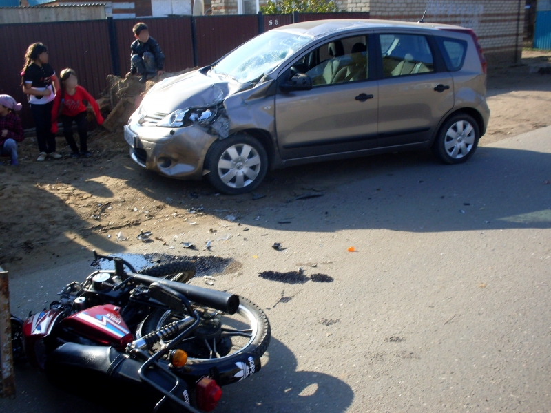 Под Астраханью столкнулись скутер и иномарка: 14-летний водитель мопеда госпитализирован