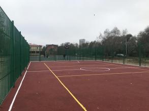 В Астрахани ремонтируют дворы