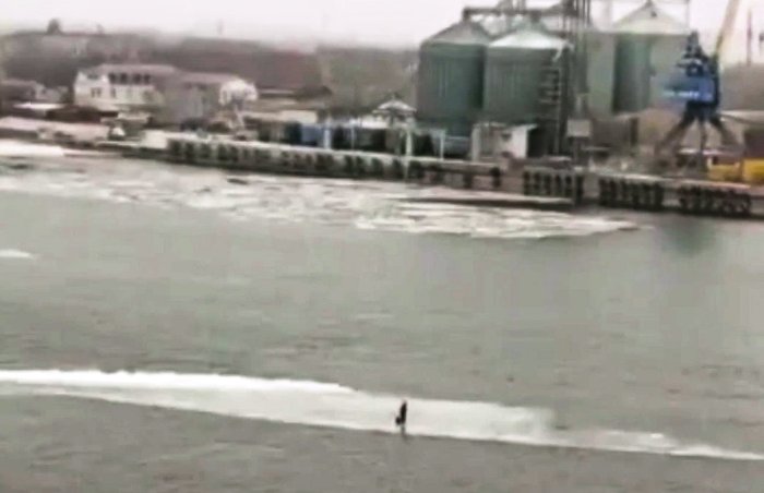 В Астрахани спасли рыбака, которого унесло на льдине