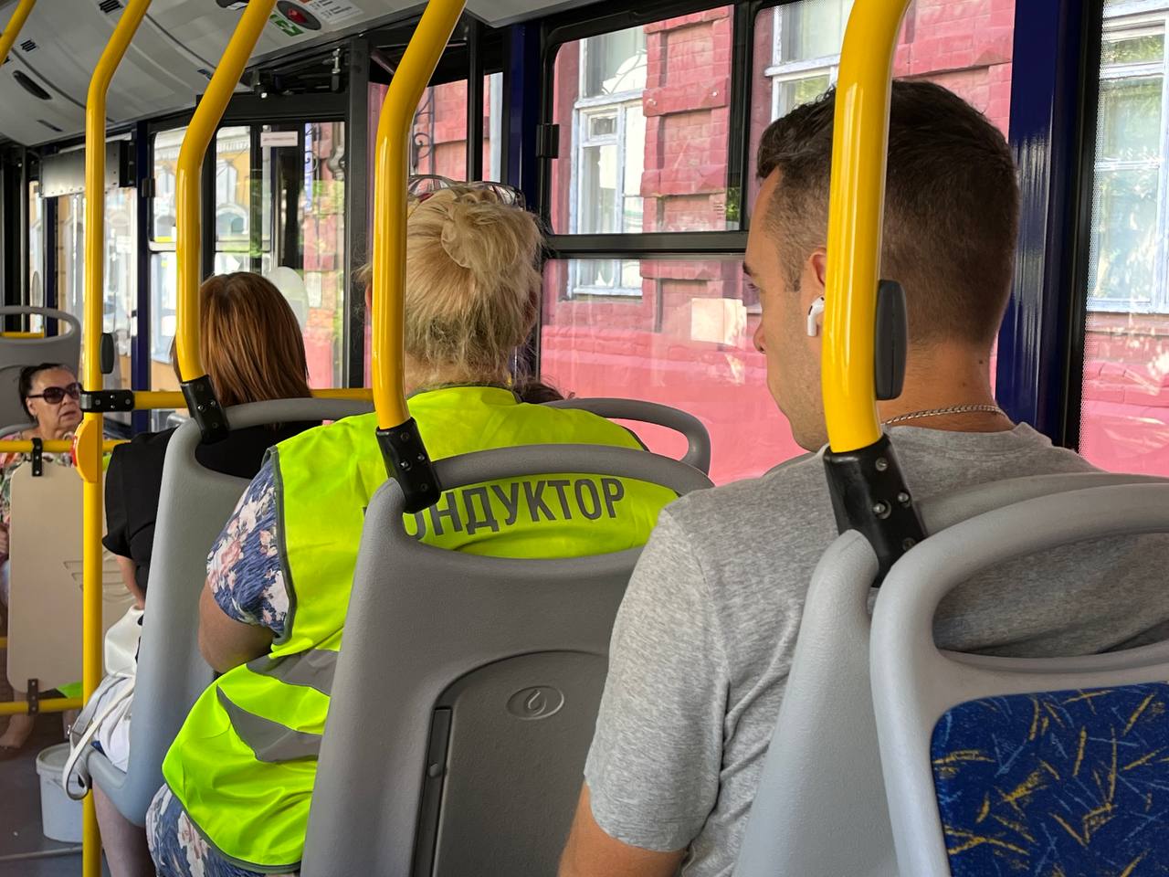 В Астрахани студентам и школьникам могут снизить стоимость проезда в синих автобусах до 13,5 рубля 