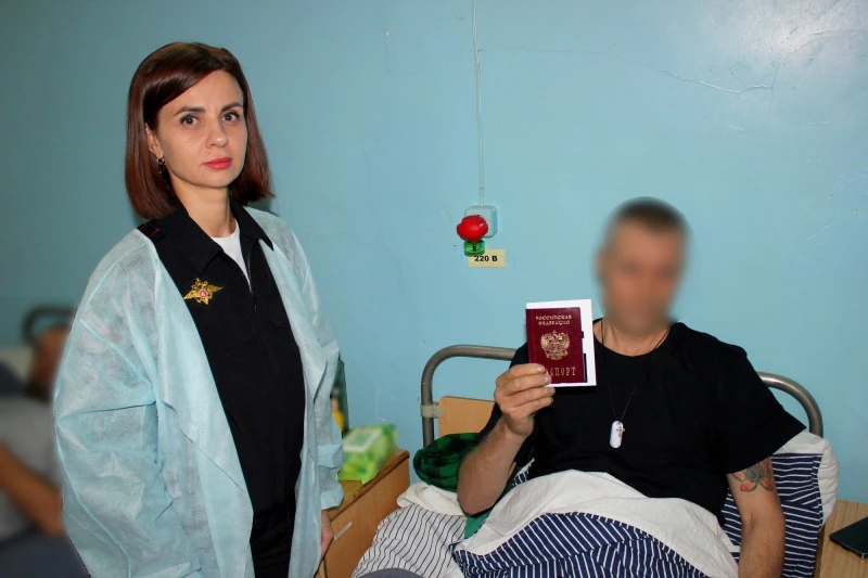 Раненым бойцам в астраханском госпитале вручили новые паспорта взамен сгоревших 