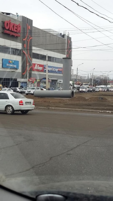 Астраханцы гадают, что за трубы появились возле ТРЦ "Ярмарка"