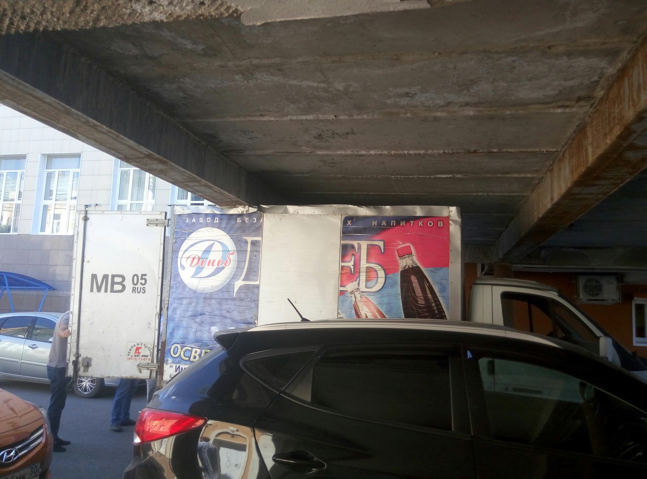 В Астрахани под мостом Главпочтамта застряла «Газель»