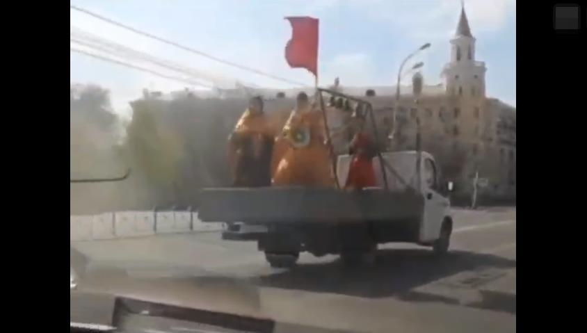 Астраханские священники провели авто-крестный ход с красными флагами