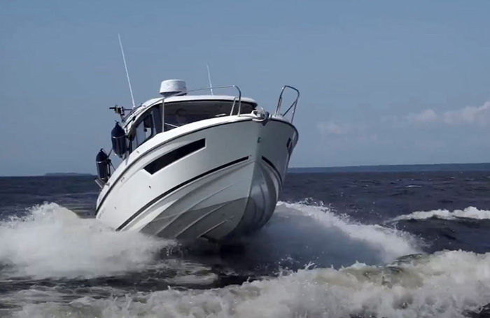 Туристов с потерявшегося на каспийском взморье катера снова спасают