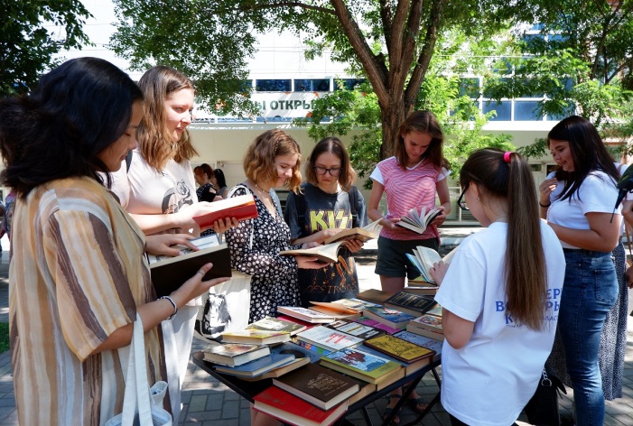 В Астрахани  библиотекари и волонтеры бесплатно раздавали книги прямо на улице