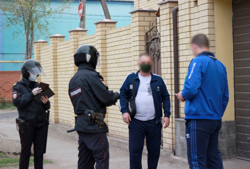 Одна из парикмахерских в Астрахани не выдержала карантина и открылась