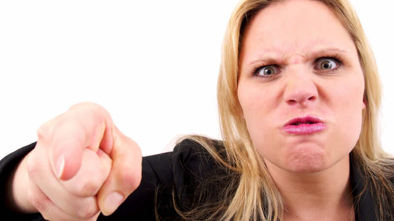 Астраханка, защищая знакомого, ударила полицейского