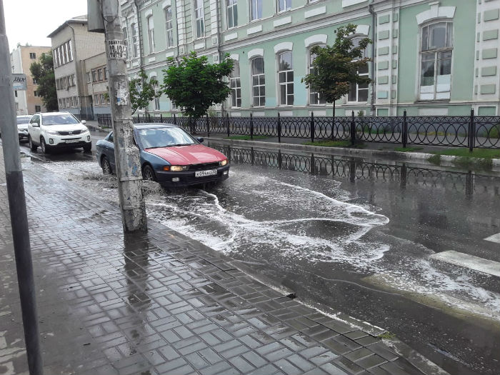 Астраханский театр оперы и балета тонет