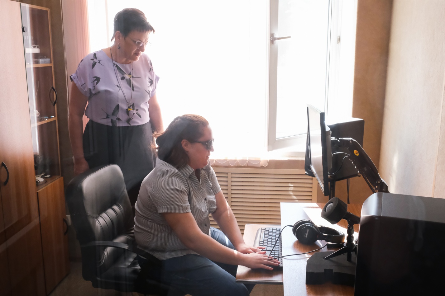 В Астрахани инвалидов по зрению учат пользоваться смартфонами