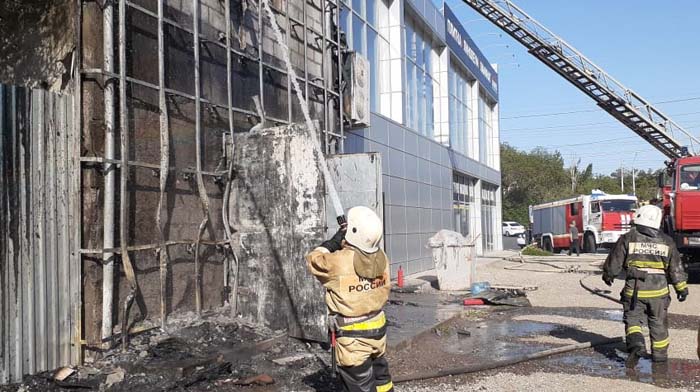 Под Старым мостом в Астрахани загорелся магазин стройматериалов