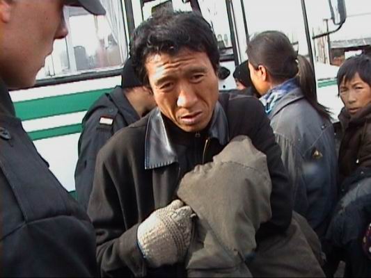 Астраханские судебные приставы отправили 21 китайца-нелегала домой