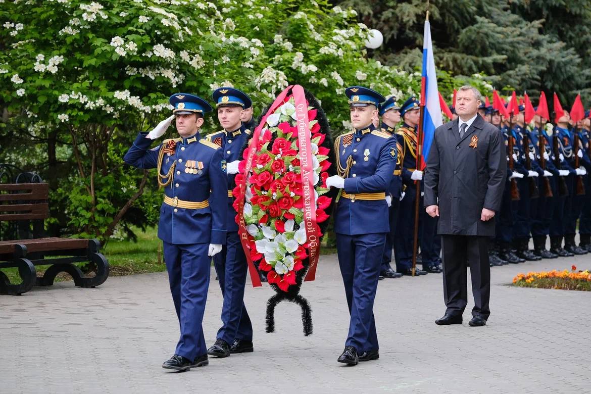 Астраханский губернатор почтил память солдат Великой Отечественной войны