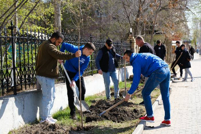 Астраханские депутаты активно участвуют в месячнике по благоустройству столицы региона
