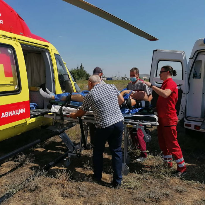 В Астрахань экстренно доставили на вертолете умирающих мужчину и ребенка