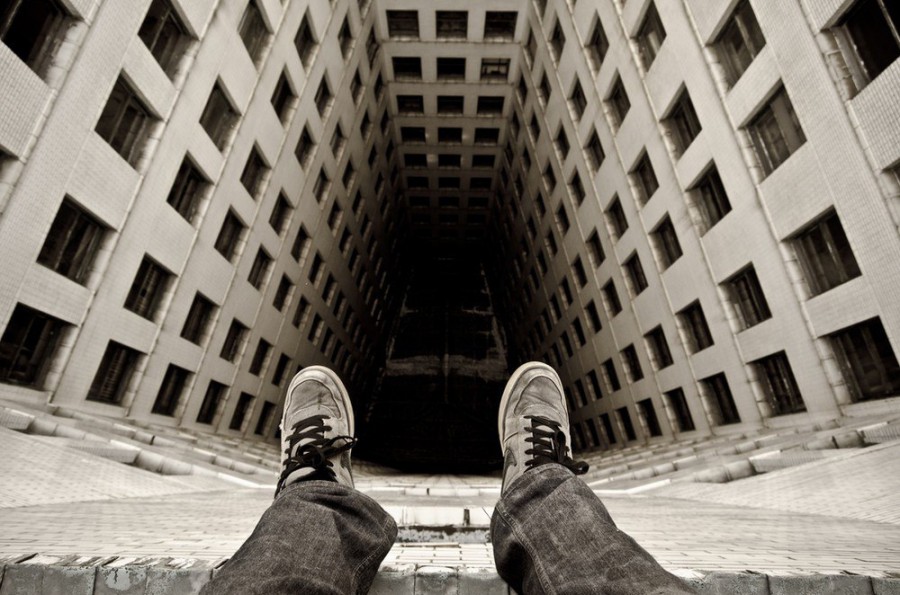 В Астрахани 15-летняя девочка прыгнула с крыши