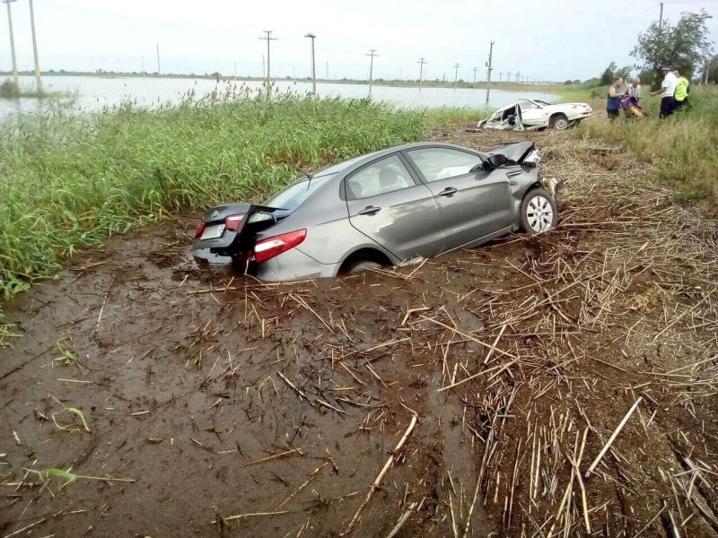 Под Астраханью два автомобиля съехали в водоем: один человек погиб