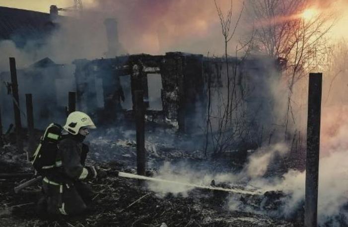 Под Астраханью серию пожаров хозпостроек тушили несколько часов