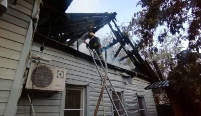Пожар в Ленинском районе Астрахани тушили полтора часа