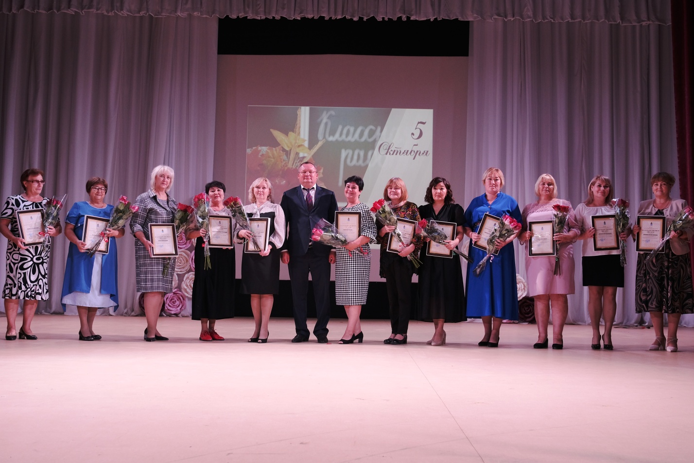 Игорь Мартынов поздравил камызякских учителей с праздником и рассказал о мерах поддержки