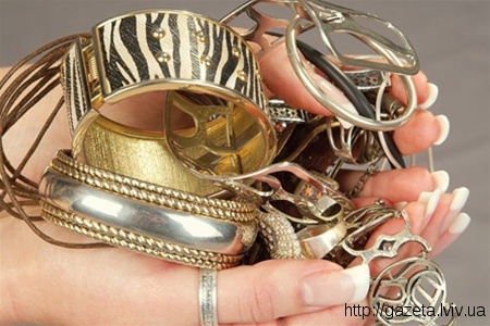 В Астрахани продавщица ювелирного магазина стащила украшения почти на 200 тысяч