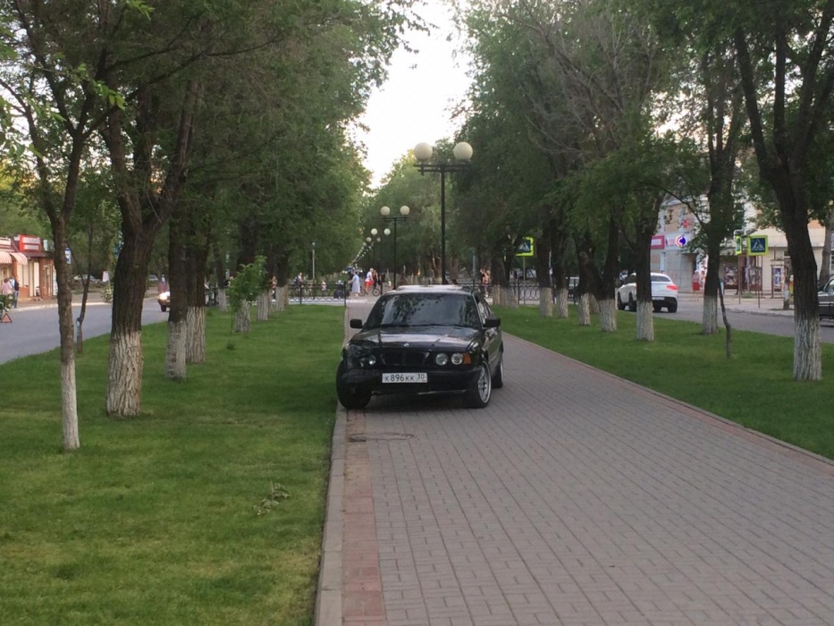 В Астрахани автомобиль из-за ДТП вылетел на пешеходную аллею