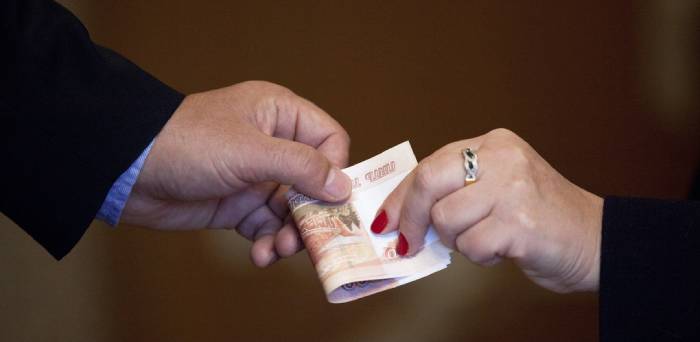 В Астрахани менеджера гипермаркета подозревают в подкупе