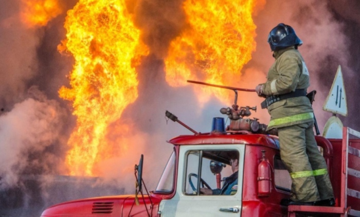 Под Астраханью тушат двухэтажный жилой дом