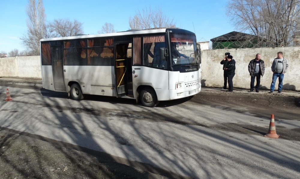 В Астраханской области автобус переехал дорожника