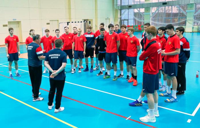 Астраханские гандболисты вызваны в две сборные России на январские сборы