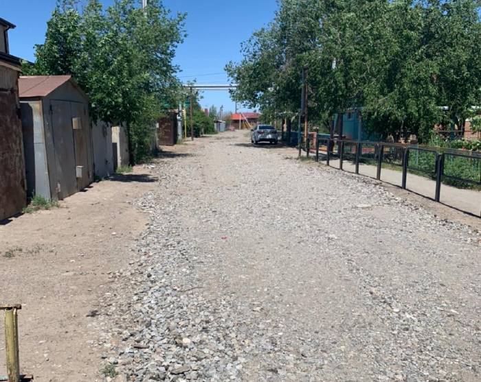 Грунтовые дороги в поселке Советский подсыпают щебнем