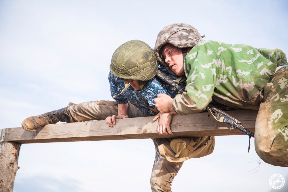 Марш-бросок, полоса препятствий, спарринги: астраханский молодежный военно-спортивного лагерь начал работу