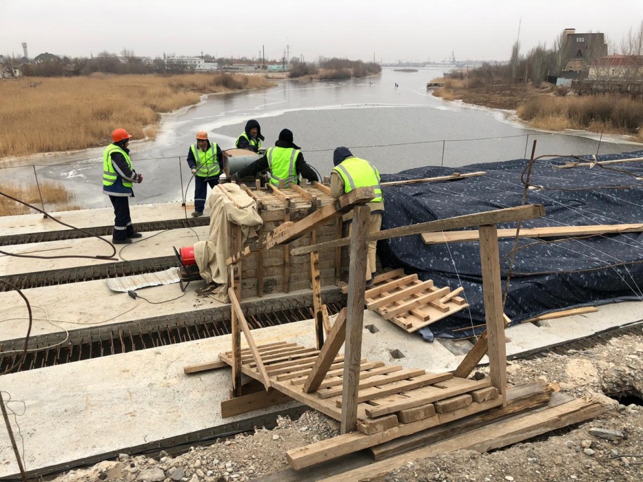 Что сейчас происходит на Милицейском мосту - в фотографиях