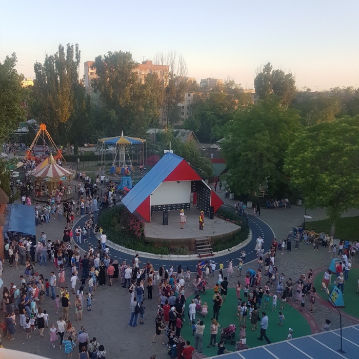 В Астрахани на камеру попала километровая очередь за билетами в Парк Планету