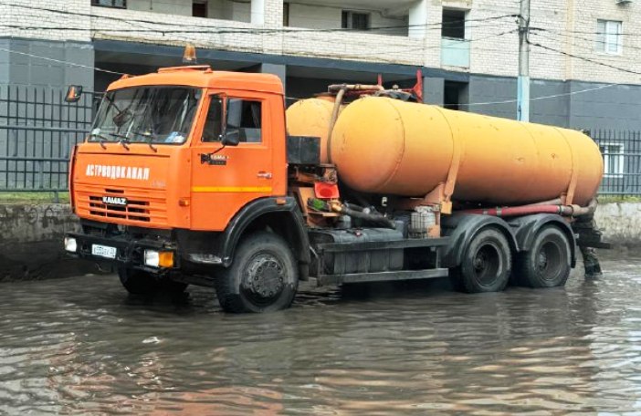 За ночь в Астрахани откачали почти 300 кубометров дождевой воды 