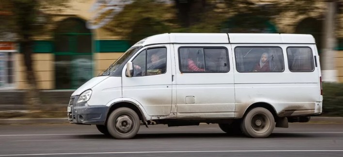 В Астрахани столкнулись маршрутка и иномарка: пострадала девушка