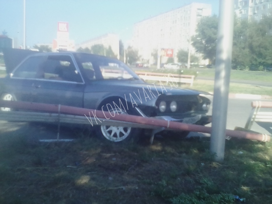 В Астрахани водитель хотел эффектно развернуться, но повстречался с забором