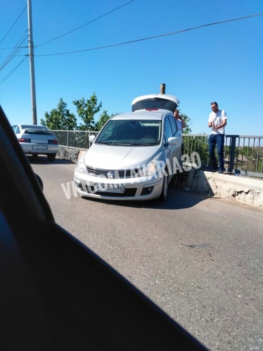 В Астрахани на мосту повис легковой автомобиль