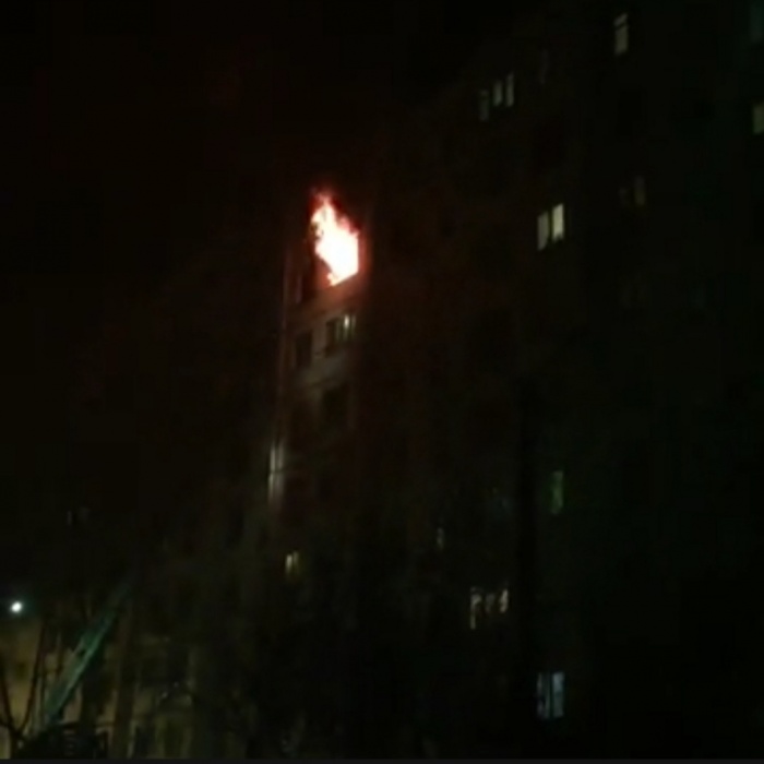 Крупный пожар в многоэтажке в Астрахани попал на видео