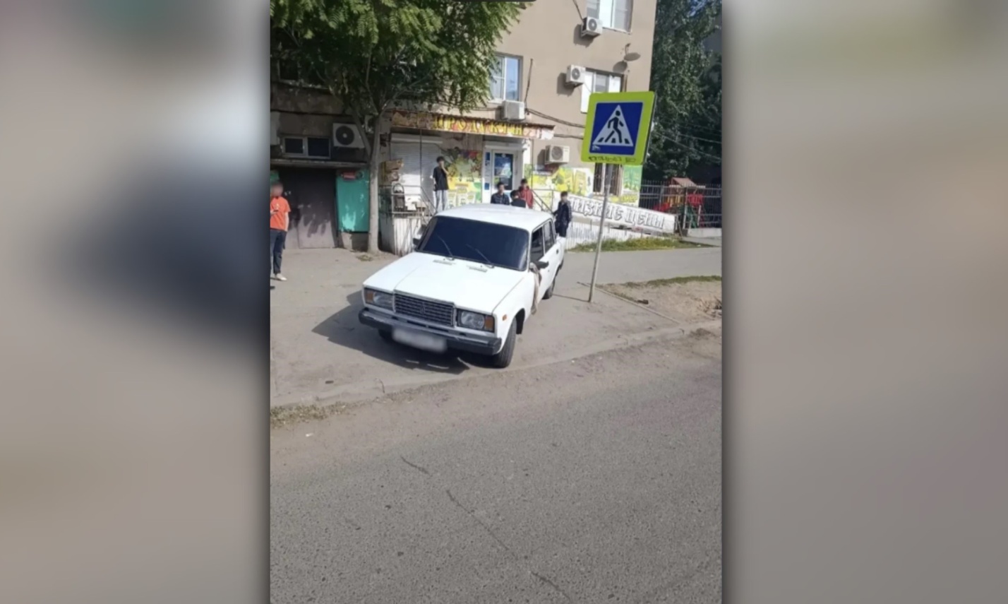 Астраханский водитель Жигулей заработал 29й протокол за парковку на тротуаре