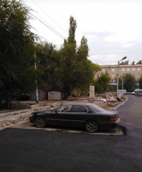 В Астрахани дорожники умудрились положить асфальт в обход припаркованного автомобиля
