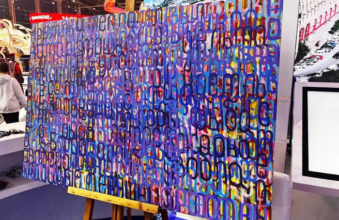 На выставке «Россия» астраханский художник пишет картину из слов-ассоциаций о нашем крае