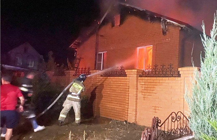 В Астрахани загоревшиеся два частных дома тушили более четырех часов