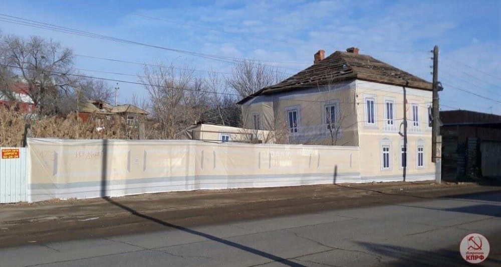 Фото дня: в Астрахани попытка скрыть аварийное здание не удалась
